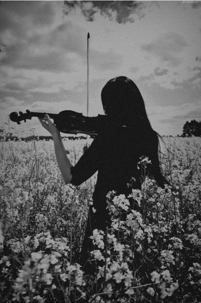 white & black \ violin girl Aesthetic Violin, Violinist Photography, Violin Aesthetic, Black Violin, Violin Photography, Playing The Violin, Violin Art, Playing Violin, Musician Photography