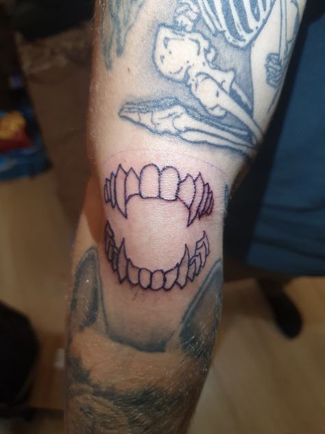 Vampire teeth tattoo Fang Knee Tattoo, Elbow Teeth Tattoo, Teeth Around Elbow Tattoo, Vampire Teeth Tattoo Design, Teeth Tattoo On Knee, Vampire Teeth Knee Tattoo, Vampire Knee Tattoo, Sleeve Starter Tattoo Ideas, Vampire Tooth Tattoo