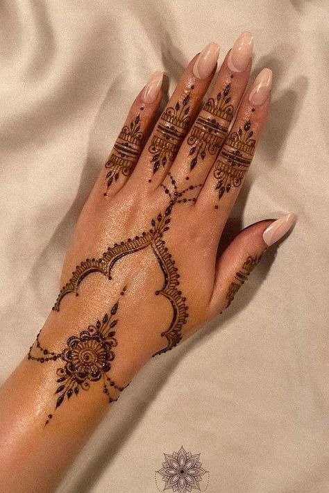 Simple Indian Henna Designs, Khaleeji Henna Designs, Aesthetic Mehendi Designs, Cute Mehendi, Diwali Nails, Pink Henna, Arab Henna, Aesthetic Mehendi, Cute Mehndi