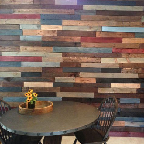 {DIY Colored Pallet Wall!}  Walls in second story garage bathroom!  This would look AWESOME!!! Diy Pallet Wall, Pallet Walls, Wood Pallet Wall, Into The Wood, Fa Fal, Diy Tile, Pallet Wall, Oak Cabinets, Wooden Planks