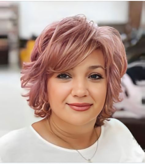 Women With Round Faces, Spring Haircuts, Layered Haircuts For Medium Hair, Messy Short Hair, Haircuts For Medium Hair, Penteado Cabelo Curto, Round Faces, Short Hair With Layers, Medium Hair Cuts