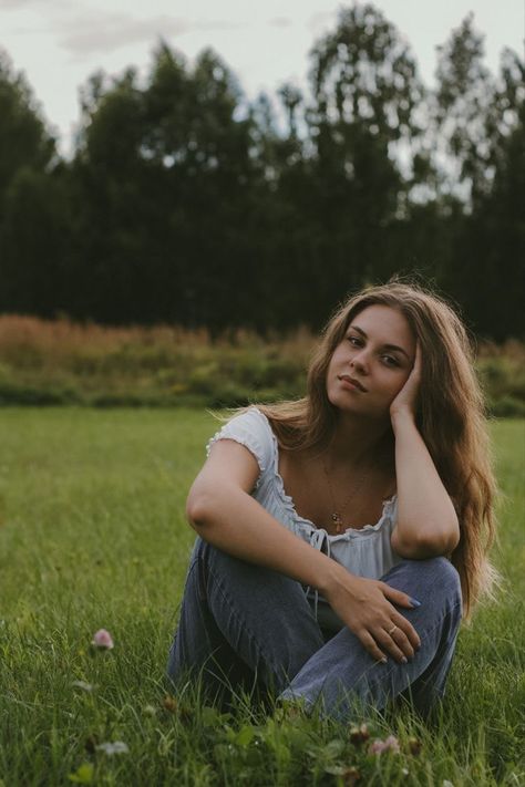 Outdoor Photoshoot Ideas For Women, Photoshoot Ideas Nature, Nature Portrait Photography, Photoshoot Ideas For Women, Pretty Senior Pictures, Outdoor Photoshoot Ideas, Brides Photography, Women Cave, Cute Senior Pictures