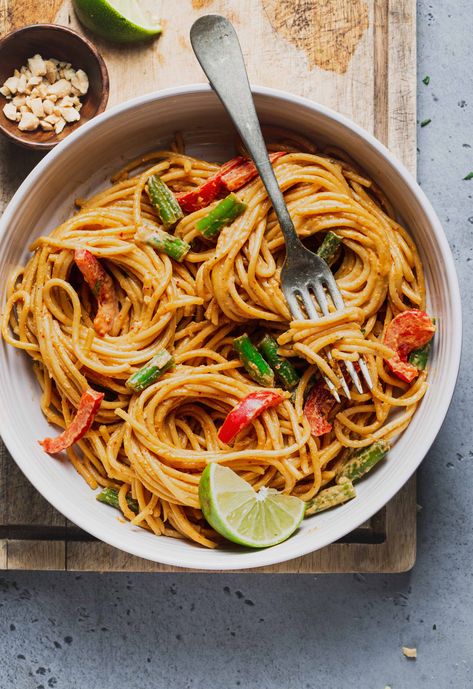 Curry Spaghetti, Fusion Pasta, Vegetarian Fish Sauce, Vegetarian Fish, Meals For The Family, Butter Fish, Eat Thai, Curry Pasta, Best Guacamole Recipe