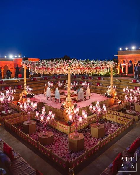 Mandap Ideas, Hindu Wedding Decorations, Mandap Decoration, Led Wedding, Mandap Design, Indian Destination Wedding, Wedding Hall Decorations, Pengantin India, Palace Wedding