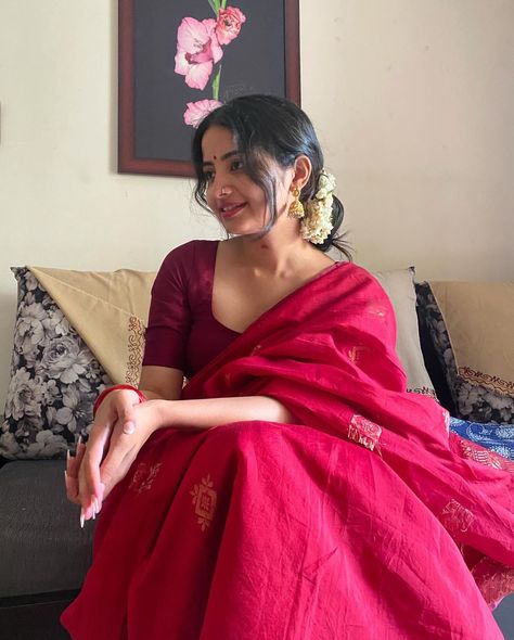 Saree Pose For Women, Wedding Fits Indian, Women Saree Poses, Morning Wedding Outfit Guest Indian, Saree Posing Ideas, Poses In A Saree, Traditional Saree Look For Pooja, Saree Inspo Aesthetic, Aesthetic Indian Dress