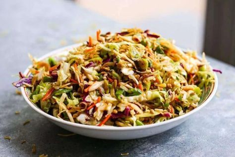 Napa Cabbage Salad Pioneer Woman, Ramen Slaw, Asian Salads, Ramen Salad, Ramen Noodle Salad, Noodle Salad Recipes, Velvet Cake Recipes, Salad Healthy, American Recipes