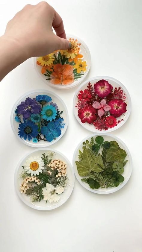 Coasters Epoxy, Diy Resin Flowers, Pressed Flower Crafts, Resin Crafts Tutorial, Popular Trends, Diy Resin Projects, Resin Art Painting, Diy Epoxy, Resin Ideas