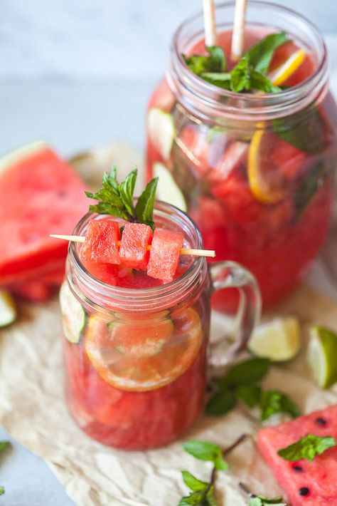 A healthy and refreshing Summer Cucumber Watermelon Lemonade with Mint and no added sugars! | www.vibrantplate.com Watermelon Green Tea, Lemon Mint Water, Unique Drinks, Fruity Alcohol Drinks, Lemon Basil Chicken, Agua Fresca Recipe, Green Tea Drinks, Energy Muse, Mint Water