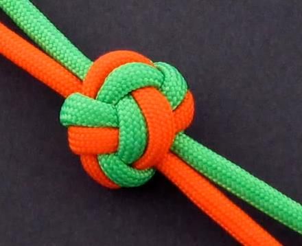 How to Make a Double (2-Strand) Diamond Knot by TIAT Parachute Cord Crafts, Paracord Projects Diy, Paracord Braids, Paracord Ideas, Paracord Bracelet Diy, Paracord Diy, Diamond Knot, Paracord Tutorial, 550 Cord