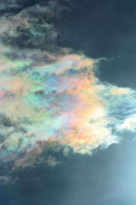 Cloud iridescence photographed by Rolf Kohl Cloud Iridescence Wallpaper, Sunshine Ghoul, Divine Soul Sorcerer Aasimar, Divine Soul Sorcerer, Cloud Iridescence, Iridescent Clouds, Sky Dancers, Sky Gazing, Gold Skies