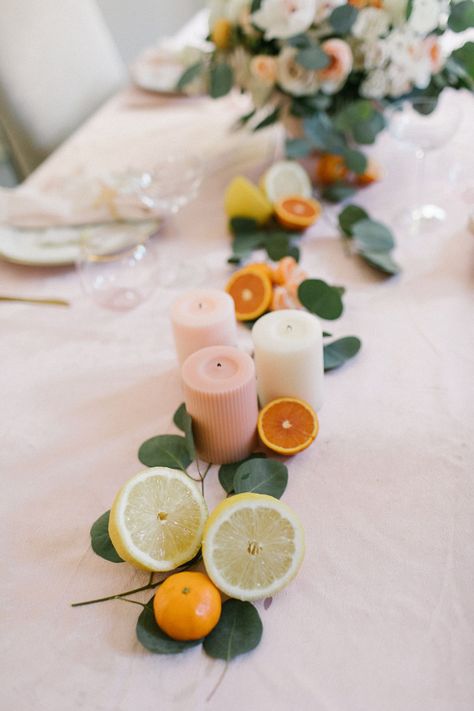 Table Decor For Mothers Day, Floral With Fruit, Spring Party Table Decor, Citrus Themed Brunch, Citrus Photo Backdrop, Elegant Brunch Ideas Table Decorations, Citrus Summer Party, Summer Party Table Decor, Clementine Centerpiece