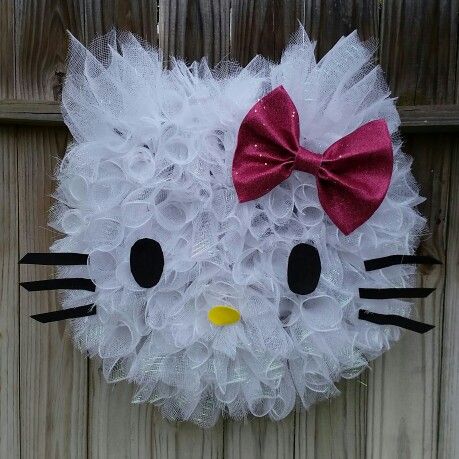 Hello Kitty Wreath by Johanna Nuno Hello Kitty Wreath, Ninja Craft, Kids Wreath, Wreath Party, Cat Wreath, Hello Kitty Decorations, Diy Hello Kitty, Hello Kitty Bedroom, Hello Kitty Gifts