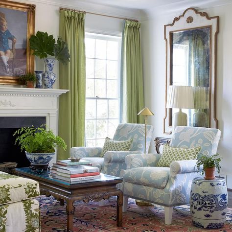 House Tour: Caroline Gidiere ‘s Georgian Style in Alabama Caroline Gidiere, Chinoiserie Living Room, Beautiful Room Designs, Glam Pad, Living Room Arrangements, Interior Design Work, Traditional Interior Design, Casa Vintage, Design Salon