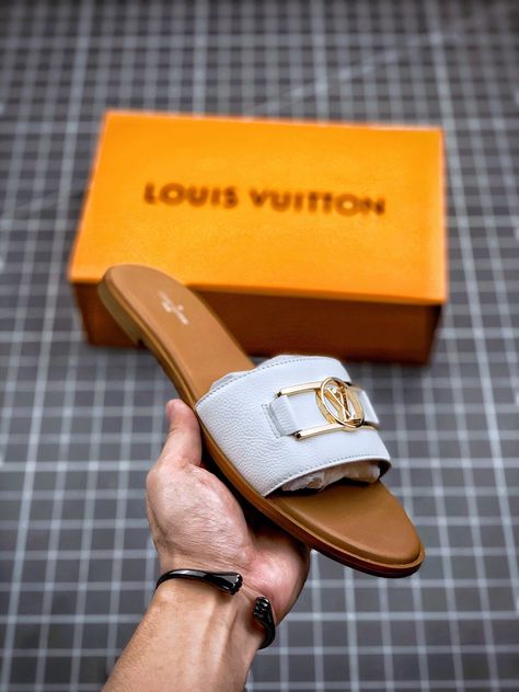 Lv Flip Flops, Slippers For Ladies, Tennis Shoe Heels, Chic Flats, Lv Shoes, Ladies Sandals, Beautiful Sandals, Leather Slippers, Louis Vuitton Shoes