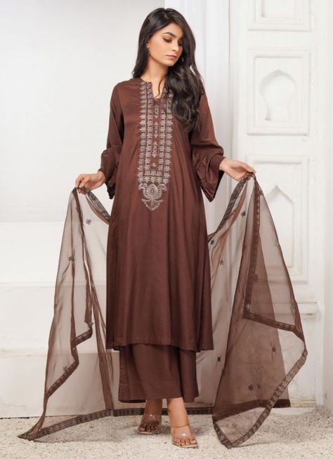 A classy brown coloured outfit with delicate copper coloured tilla embroidery, paired with plain linen trousers and an organza dupatta with embroidered borders and buty throughout. Brown Salwar Suit, Plain Kurti Designs, Colour Aesthetic, Indian Clothing Brands, Ethnic Wear Indian, Pakistani Suits Online, Suits Online Shopping, Pakistani Suit, Pakistani Designer Suits