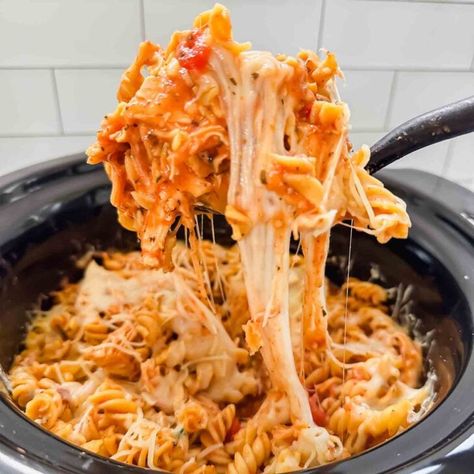 Crock pot Alfredo Marinara Chicken Pasta - Jordo's World Crock Pot Alfredo, Alfredo Slow Cooker, Marinara Chicken, Chicken Marinara, Chicken Alfredo Recipes, Crock Pot Chicken, Alfredo Recipe, Chicken Alfredo, Chicken Crockpot Recipes