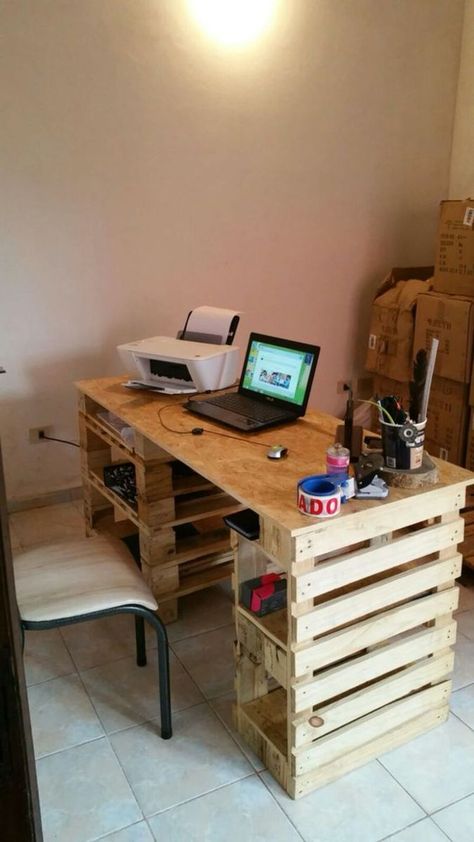 Pallet Board Furniture, Diy Mini Pallet Ideas, Pallet Desk Diy Simple, Unique Furniture Diy, Diy Pallet Desk, Pallet Storage Ideas, Box Room Bedroom Ideas, Simple Computer Desk, Repurpose Pallets