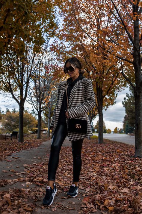 Mia Mia Mine, Look Legging, Mia Mia, Stylish Fall Outfits, Coat Trends, Chic Skirts, Houndstooth Blazer, Instagram Outfits, Faux Leather Skirt