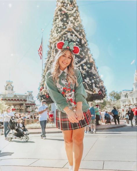 Disney World Christmas Outfit, Christmas Disney Outfits, Disneyworld Outfit, Disneyworld Outfits, Disney Christmas Outfits, Disney Parks Outfits, Disney Poses, Disney Trip Outfits, Disney Outfits Women