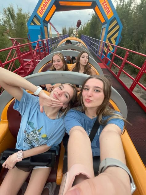 Girlhood Friendship, Europa Park, Disney Photo Ideas, Shotting Photo, Park Pictures, Cute Friend Photos, Summer Goals, Disney Photos, Summer Plans