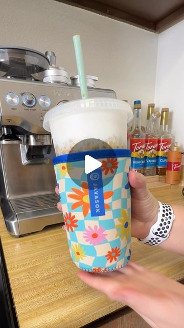 Katerina Diaz on Instagram: "brown sugah oat milk shaken espresso with vanilla sweet cream cold foam🤎🤍✨ 🤍1 tbsp @torani brown sugar cinnamon syrup ✨4 shots of espresso (for a grande do 3 shots) 🤍12 ounces oat milk (for a grande do 8oz) ✨Ice ice baby 🤍Vanilla sweet cream cold foam (1 tbsp vanilla syrup, 2 tbsp milk, 3 tbsp heavy cream) Make/brew your espresso shots, then add to a mason jar with brown sugar cinnamon syrup and lots of ice. Shake until the jar is cold to the touch, then pour into a separate cup, and add oat milk. In a separate cup, add cold foam ingredients, and froth with a milk frother for 45-60 seconds until you get a thick cold foam. Pour cold foam over the shaken espresso and add to a @javasok ✨🤍 Like and follow for more at home coffee tips and recipes🤎 #coffee #br Brown Sugar Cinnamon Syrup, Oat Milk Shaken Espresso, Vanilla Sweet Cream Cold Foam, Sweet Cream Cold Foam, Vanilla Sweet Cream, Cream Cold Foam, Shaken Espresso, Coffee Tips, Cinnamon Syrup