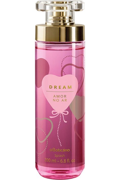 O Dream Amor no Ar Splash Desodorante Colônia é um body splash feminino bastante delicado. Possui um toque frutal em suas notas de saída, pois contém Bergamota, Laranja, Mandarina, Limão, Cassis e Maçã. Seu corpo cresce em um buquê floral em que é apresentada a delicadeza da Rosa e da Flor de Lótus.enbsp;enbsp;enbsp;Suas notas de base são amadeiradas e quentes, com Âmbar, Sândalo, Baunilha e Musk. Um equilíbrio perfeito entre o floral, o frutal e o amadeirado. A combinação dessas notas revela um Body Splash, Pretty Skin Care, Facial Spa, Dream Body, Perfume Collection, Just Girl Things, Body Skin, Body Spray, Body Skin Care