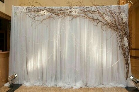 Ideal para fotos Vintage Backdrop, Backdrop Frame, Wedding Backdrop Design, Pipe And Drape, Breathtaking Wedding, Backdrop Design, 50th Wedding, Beautiful Backdrops, Wedding Deco