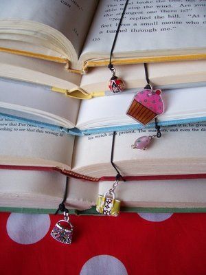 Elastic Bookmarks, Gifts To Sew, Bookmark Tutorial, Diy Elastic, Cute Bookmarks, Diy Bookmarks, Book Markers, Cadeau Diy, Program Ideas