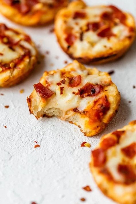 Pizza Bites Appetizer, Mini Bagel Pizza, Bagel Pizzas, Pepperoni Bites, Pepperoni Pizza Bites, Pepperoni Recipes, Savoury Snacks, Mini Bagels, Catering Buffet