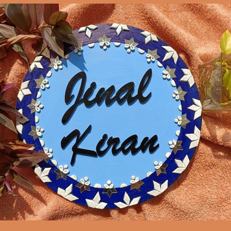 ✨ Minimal Customized Lippan Nameplate. DM to order💫 Lippan Art Name Plate, Nameplate Ideas, Lippon Art, Name Plate Design, Lippan Art, Diy Abstract Canvas Art, Art And Craft Videos, Mandala Painting, Plate Design