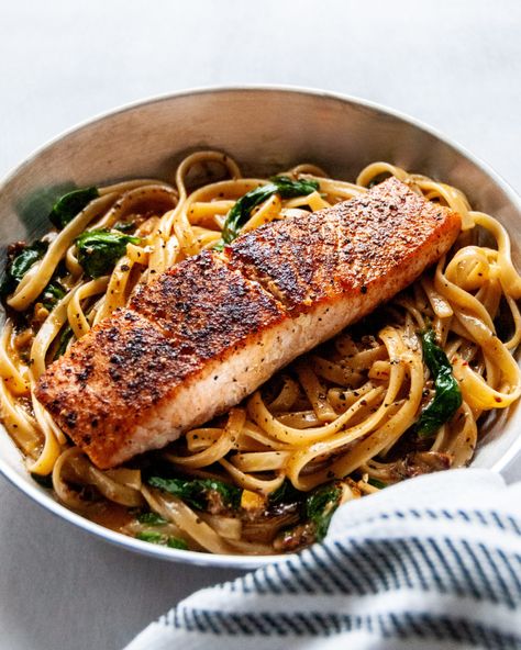 Salmon Sundried Tomato, Weeknight Salmon, Pasta With Salmon, Tomato Sauce Pasta, Homemade Rice Krispies, Salmon Pasta Recipes, Sun Dried Tomato Pasta, Creamy Salmon, Sundried Tomato Pasta