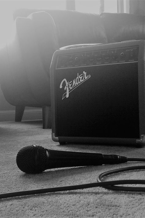 Music Mic Aesthetic, Black Microphone Aesthetic, Vintage Microphone Aesthetic, Determined Aesthetic, Vocalist Aesthetic, Blues Music Aesthetic, Music Asthetics Wallpaper, Microphone Wallpaper, Aesthetic Microphone