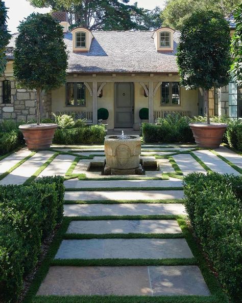 17 front of home landscaping ideas 4 Small Side Yard Ideas Between Houses, Milieu Magazine, Front Door Planters, Fire Pit Landscaping, Front Walkway, Courtyard Gardens Design, Driveway Landscaping, Front Courtyard, Stone Fountains