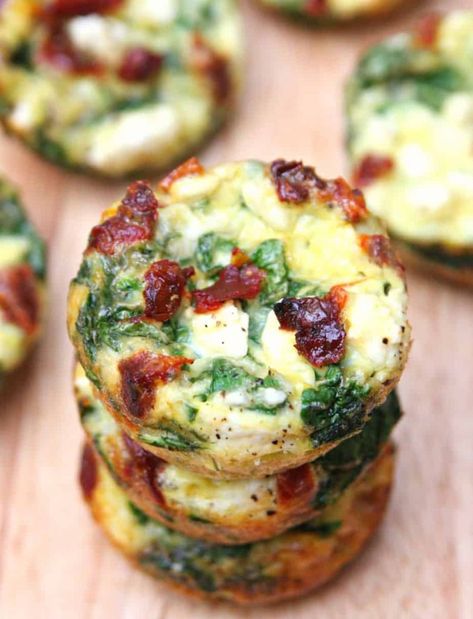 Spinach, Feta and Sun-Dried Tomato Egg Muffin Cups Savoury Egg Recipes, Pesto Eggs Breakfast, Frittata Cups, Fritata Recipe, Egg White Muffins, Baked Egg Cups, Egg Muffin Cups, Sausage Muffins, Bacon Muffins