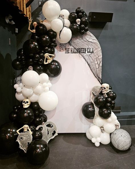 Ohhhhh, such a fun & spooky setup for the @fiercedanceprograms this weekend. Swipe to see how lighting changes the effect. Venue: @majestictheatrest.johns Balloons: @tuftexballoons #Halloween #halloweengala #tuftexballoons #balloondecore #halloweenballoons #blackandwhiteballoons #spooky #dance #yyt Skull Balloon Garland, Skull Balloon, Black And White Balloons, Bridal Bachelorette Party, Halloween Balloons, Black Shades, Birthday Halloween Party, Halloween Birthday, Balloon Arch