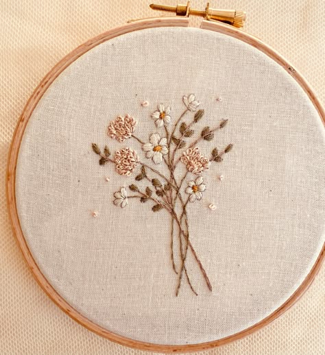 Dry Flower Embroidery, Pink Floral Embroidery, Embroidery Inspo Clothes, Modern Embroidery Designs Unique, How To Embroider Flowers, Daisy Embroidery Design, Floral Bouquet Embroidery, Embroided Flowers, Embroidery Bouquet