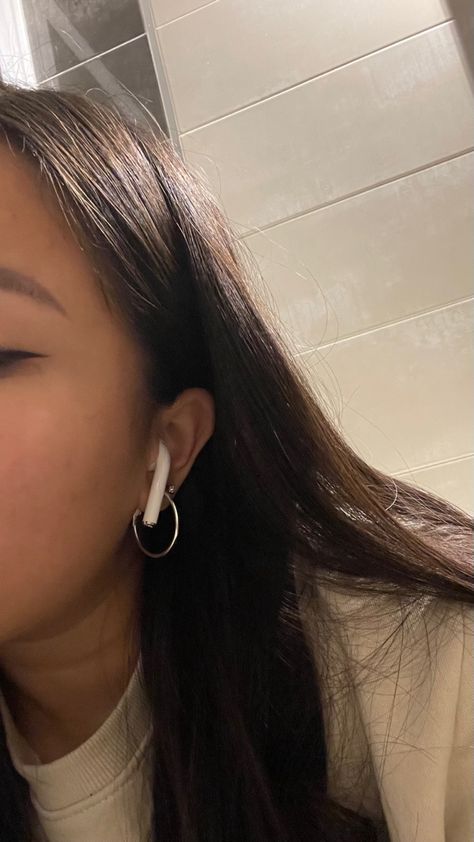 Airpods On Ear, Airpods In Ear, Sam Yang, Girl Apartment, Friend Songs, Sac Diy, Best Friend Songs, Monday Blues, Air Pods