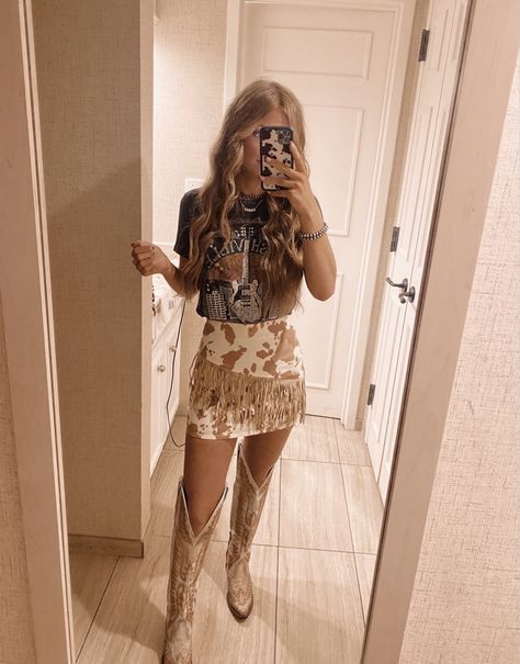 Brittney Aldean Style, Cute Country Concerts Outfits, Glitzy Country Outfit, Vegas Outfit Ideas Winter Nfr, Concert Outfits With Skirts, Western Dinner Date Outfit, Country Awards Outfit, Rodeo Carnival Outfits, Vegas Outfit Ideas Western