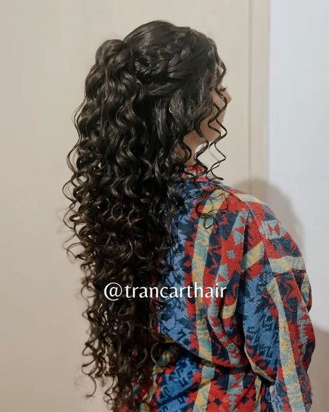 Curly Hairstyles With Crown, Quinceanera Hairstyles For Natural Curly Hair, Natural Curl Wedding Styles, Wedding Hairstyles For Long Curly Hair, Short Curly Bridesmaid Hairstyles, Long Curly Hair Wedding Styles, Long Curly Hairstyles For Wedding, Braid Curly Hairstyles, Curly Hair Wedding Styles