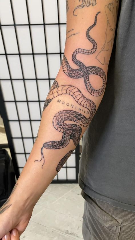 Snake Sleeve, Tattoos Patchwork, Tattoo Tv Shows, Watercolor Tattoo Ideas, Black And White Snake, Snake Tattoos, Patchwork Sleeve, Elbow Tattoos, Flash Tattoo Designs