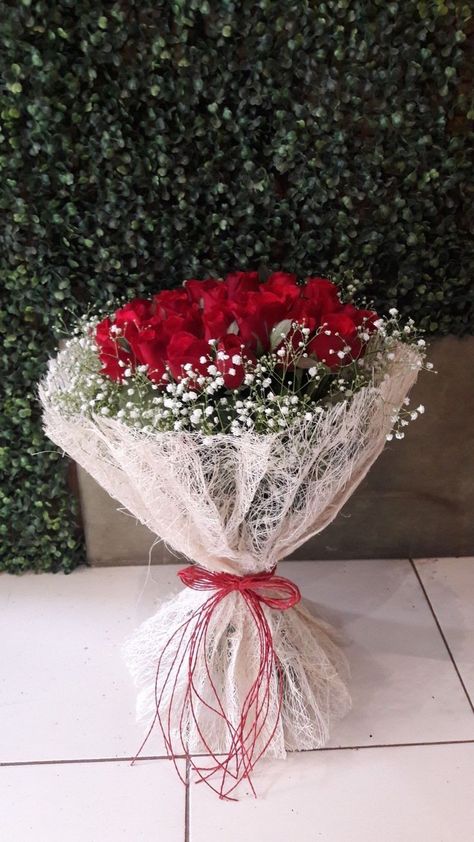 Flower Buke Ideas, Rose Flower Bookey, Natural Flower Centerpieces, Flower Bookey, Wrap Bouquet, Roses Bunch, Bunch Of Red Roses, Winter Flower Arrangements, Flower Hearts