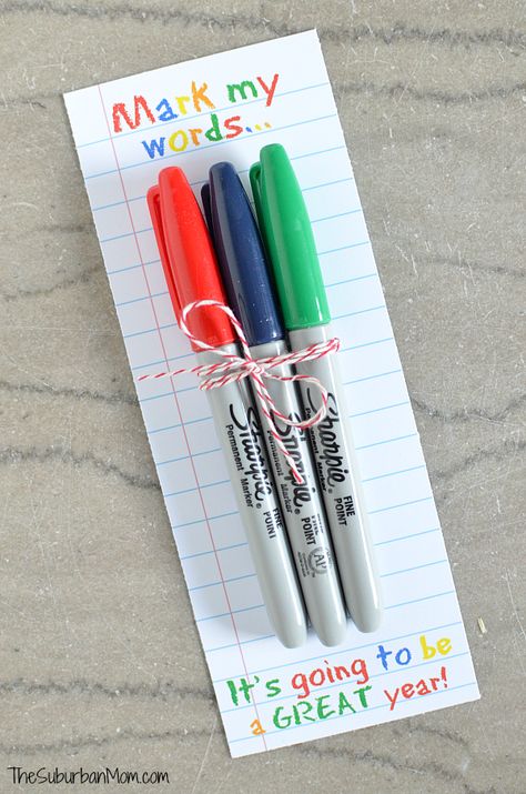 Sharpie Teachers Gift with free printable - "Mark my words...it's going to be a great year!" Great back-to-school teacher's gift Mark My Words Teacher Gift, Highlighter Teacher Gift Free Printable, Teacher Secret Pal Ideas, Sharpie Teacher Gift, Nice Pens, Mark My Words, Teacher Gift Printables, Staff Morale, Teacher Treats