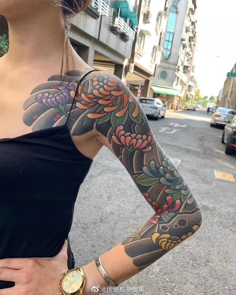 Neotraditional Half Sleeve, Japanese Sleeve Tattoos Women, Tato Irezumi, Traditional Japanese Tattoo Sleeve, Japanese Tattoo Women, Mangas Tattoo, 42 Tattoo, Japanese Legs, Full Arm Tattoos