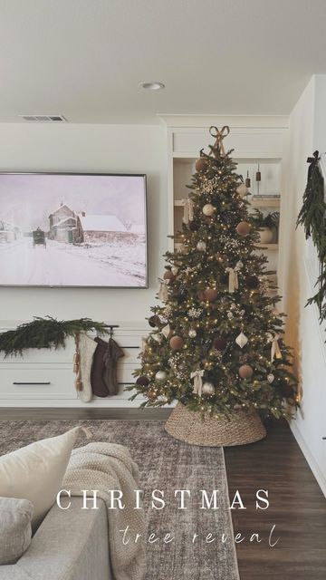 Farmhouse Boho Christmas Tree, Christmas Tree Ideas Flowers, Neutral Velvet Christmas Tree, Tan And Brown Christmas Tree, Tan And White Christmas Tree, Christmas Home Decor Neutral, Brown Beige Christmas Tree, White Gold And Brown Christmas Tree, Dinning Room Christmas Tree