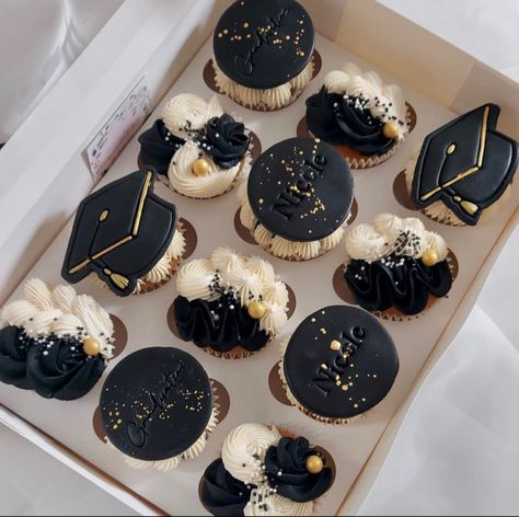 Interior Design Graduation Party, Grad Cake Ideas Sheet Cake, Graduation Themed Cake, Grad Cakes Ideas, Modern Graduation Cake, Cake Designs Graduation, Graduation Macarons, Grad Cupcakes Ideas, Small Graduation Cakes