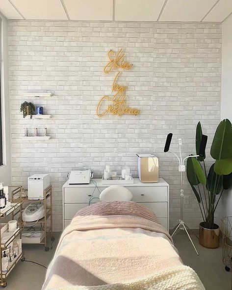 Boho lash extention room #lashroomdecor #boholashroom #lashtips #neutrallashroom Facial Room Aesthetic, Aesthetician Room, Spa Room Ideas Estheticians, Massage Design, Spa Room Ideas, Nyc Places, Facial Room, Lash Room Decor, Beauty Room Salon