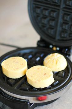 Savory Waffle Recipe, Waffle Iron Recipes, Waffle Maker Recipes, Polenta Recipes, Foods With Iron, Waffle Iron, Waffle Recipes, Cereal Recipes, Pancakes And Waffles