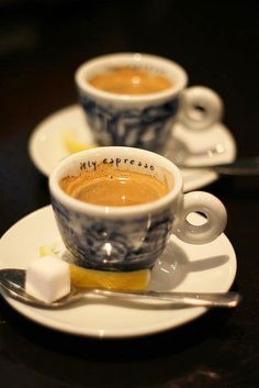 Double Espresso, Cups Of Coffee, Pause Café, Coffee Photography, Chocolate Coffee, Coffee Cafe, Espresso Cups, Espresso Coffee, Coffee Love