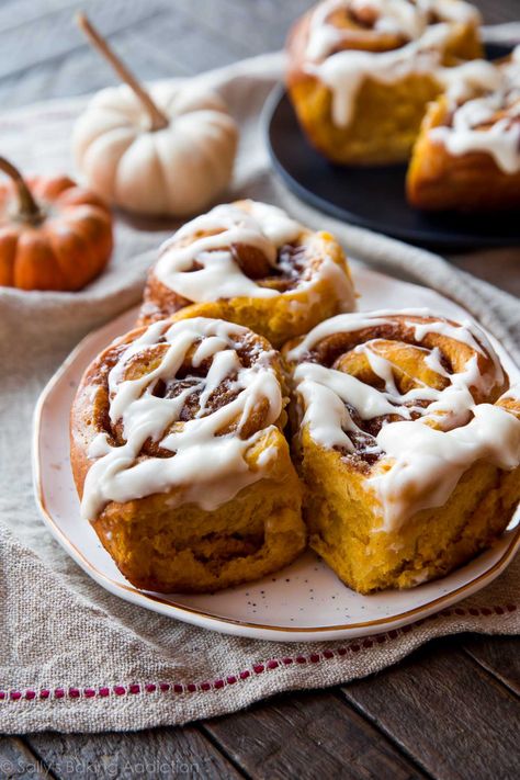 Cinnamon Roll Candle, Fall Yummies, Sallys Baking, Pumpkin Cinnamon Rolls, Maple Cream, Cinnamon Roll Cake, Cinnamon Rolls Homemade, Cream Cheese Icing, Cinnamon Swirl