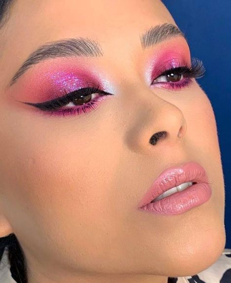 Fushia Makeup Looks, Make Up Fucsia, Makeup Fucsia, Pink Barbie Makeup, Burlesque Makeup, Disney Eye Makeup, Pink Glitter Makeup, Rose Fushia, Pink Eye Makeup